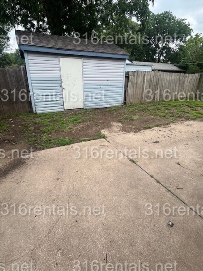 Building Photo - $1025 - 3 bedroom / 1.5 bathroom - Single ...