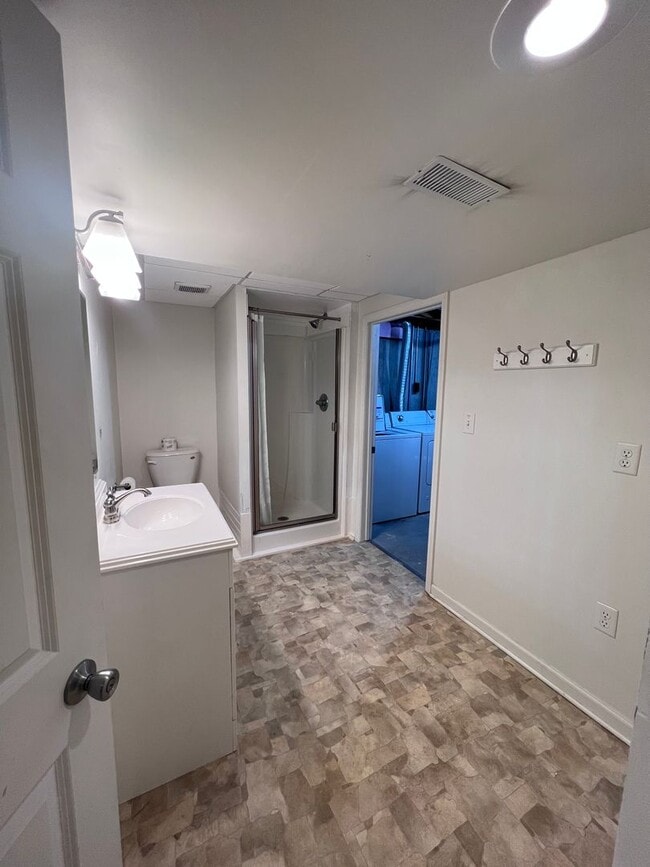 Building Photo - 5 Bedroom home on the NE side of Grand Rapids