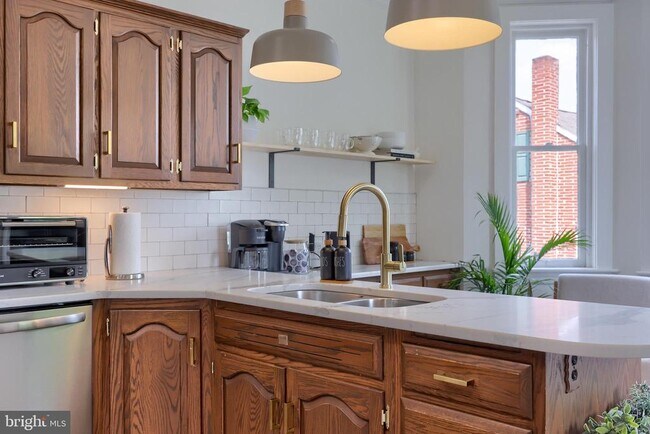 Building Photo - 136 E Harrisburg Ave