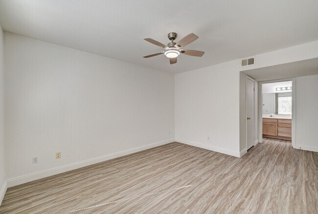 Building Photo - Great 2 bedroom 2 bathroom upstairs condo!