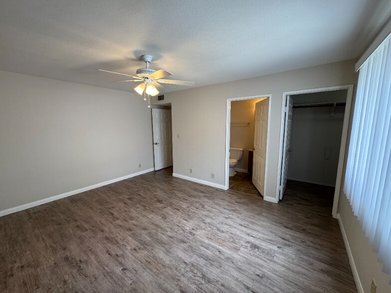 Building Photo - 515 E Elmwood Ave