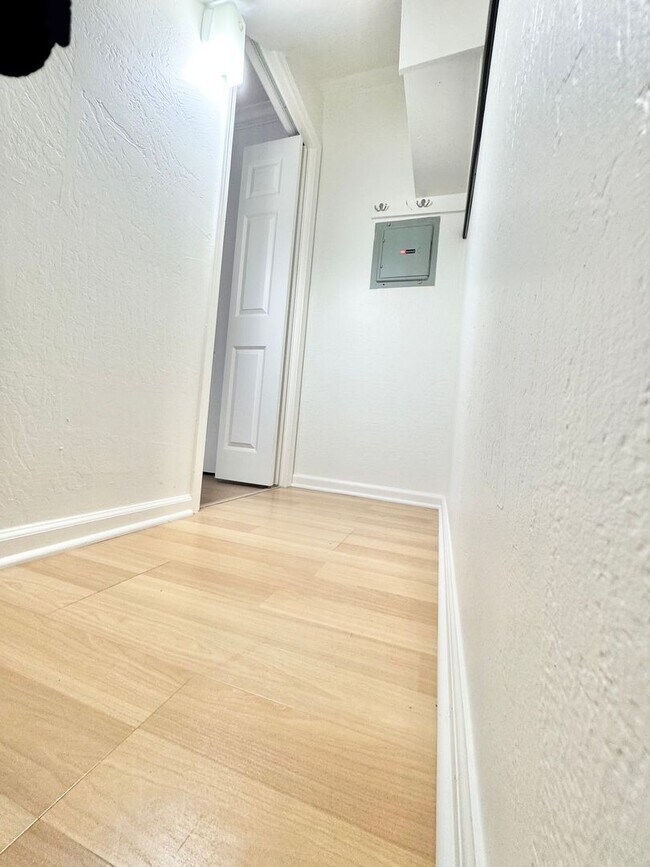 Building Photo - Castro Valley 2BD/1.5BA, 2 Story Duplex with Shared Garage