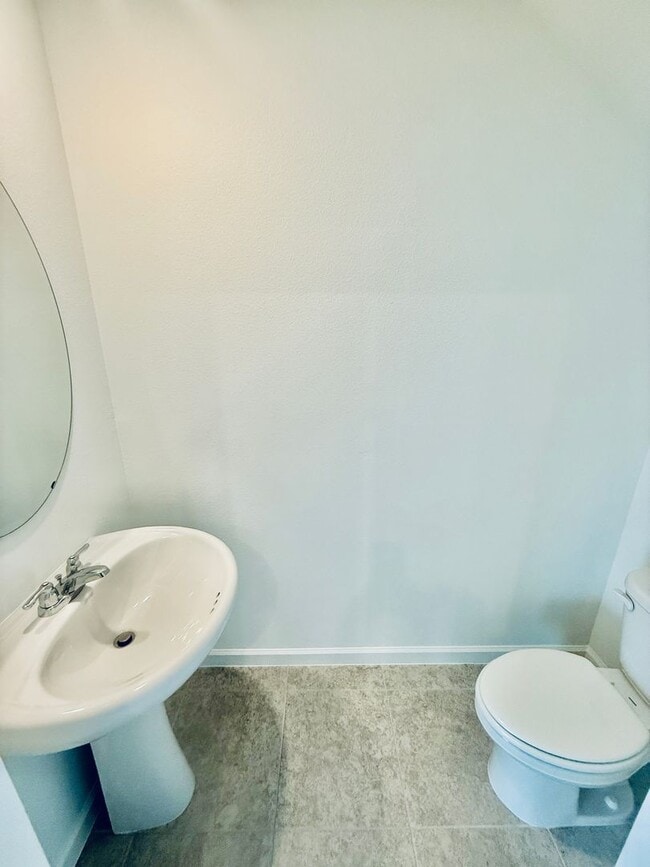 Building Photo - 3 Bed, 2.5 Bath, Corner Unit Townhome