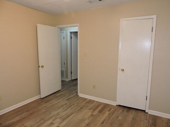 Building Photo - Convenient Northeast location!
