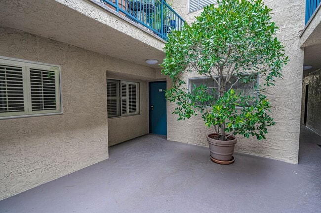Building Photo - 2 Bedroom Condo for Rent in Sherman Oaks!