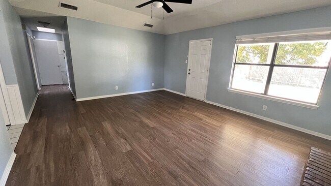 Building Photo - Three Bedroom Cozy Home Recently Remodeled!