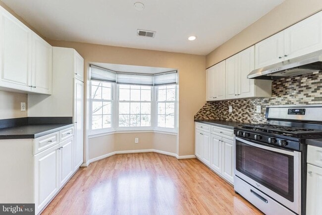 Building Photo - 1903 Pawlet Dr