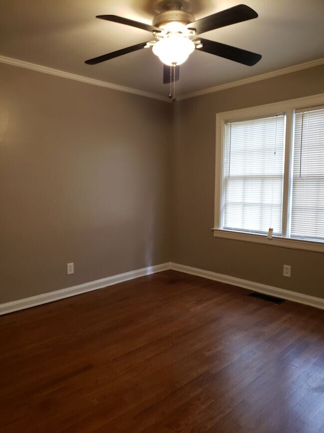 Building Photo - MOVE IN TODAY! Cute 3 bedroom 2 bath located in Sylvan Hills, Atlanta