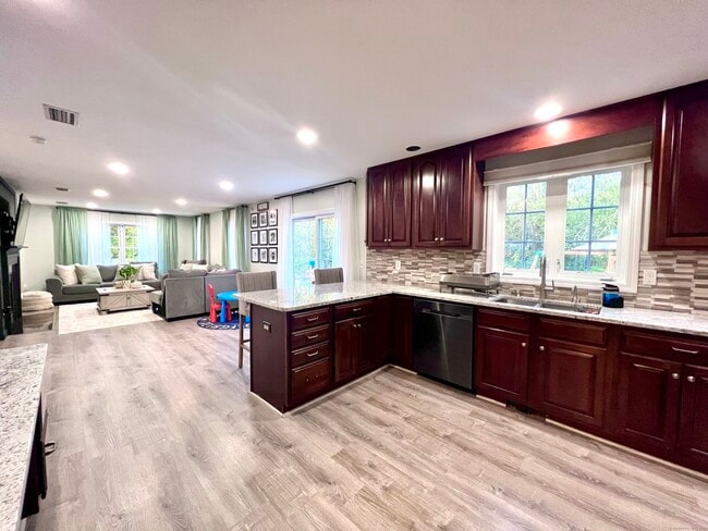 Building Photo - 4 Cobblestone Ct