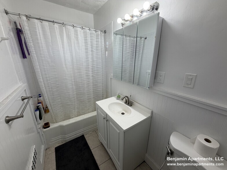 Building Photo - 23 Moraine St