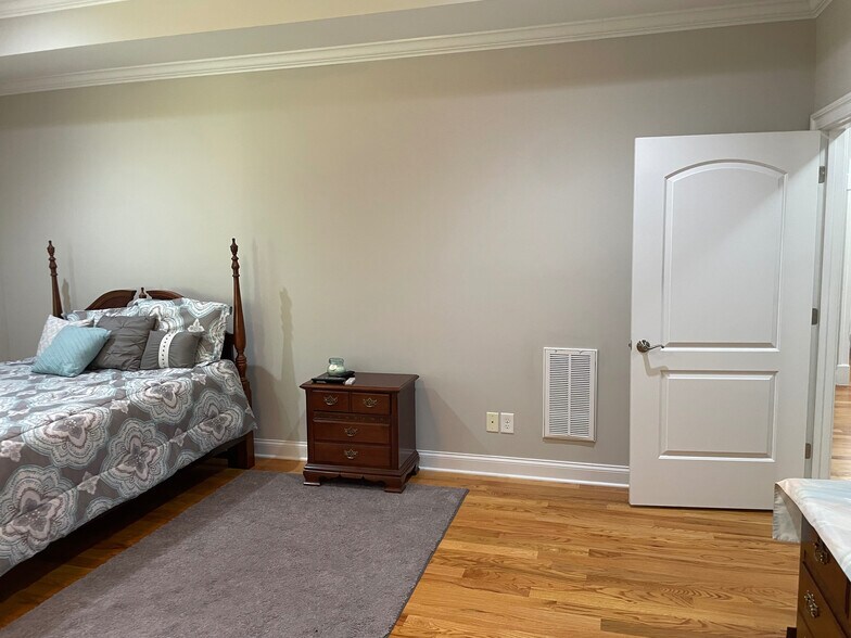 Building Photo - Room in House on Ray Rd