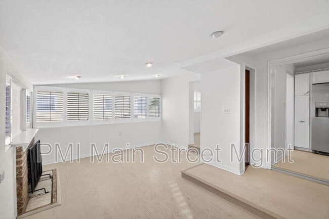 Building Photo - 413 E Miller St