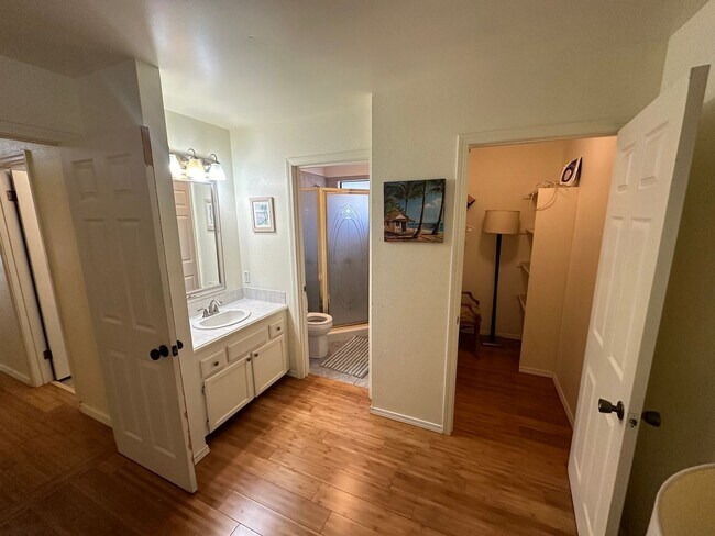 Building Photo - 3/2 House W/ 1/1 Cottage