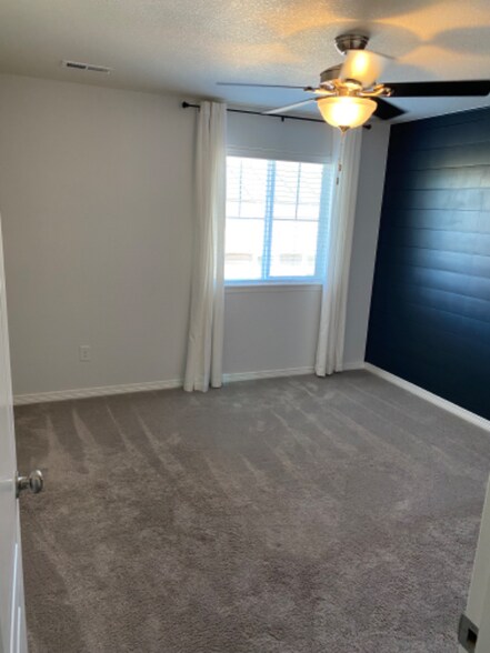 Building Photo - 27335 E Alder Dr