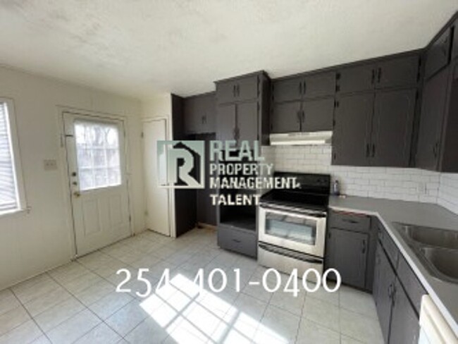 Building Photo - 2 Bedroom, 1.5 Bathroom Duplex Townhome fo...