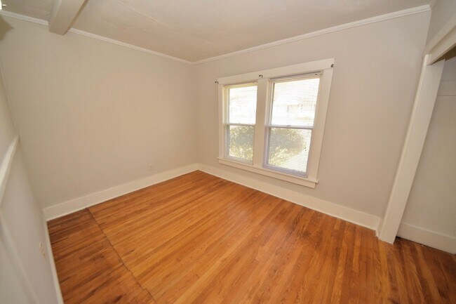 Building Photo - 3 bed, 1 bath near UOM