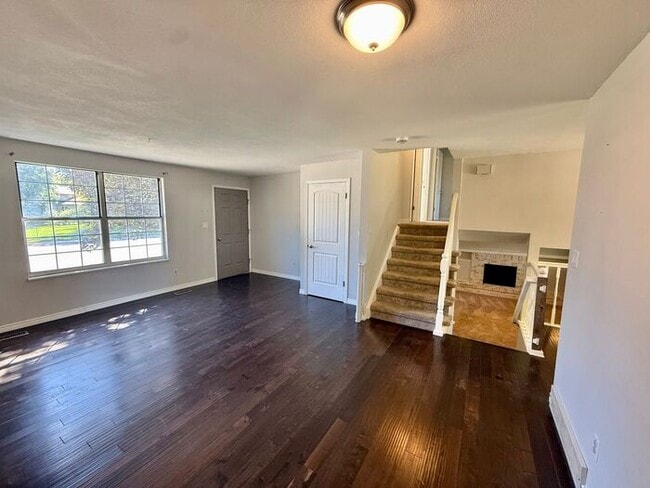 Building Photo - Gorgeous 4 Bed, 2 Bath Home in Central For...