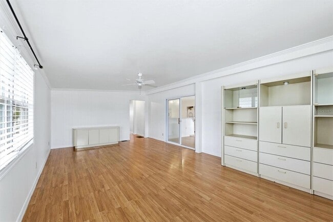 Building Photo - 5236 Kenwood Ave