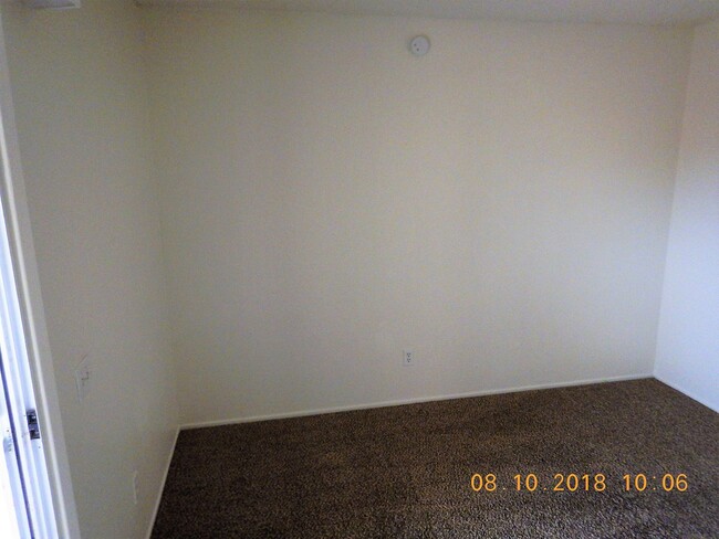 Building Photo - West Ironwood Hill Dr & Greasewood Rd 2/2