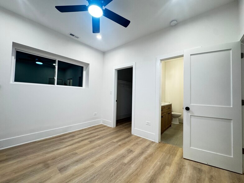 Building Photo - 2425 W Cortez St