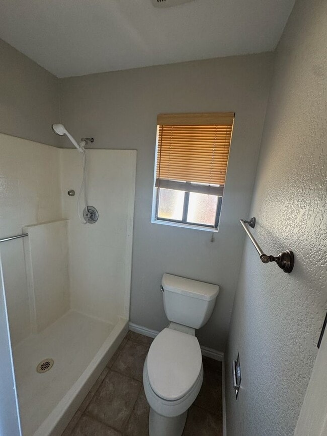 Building Photo - 4 Bed 2.5 Bath Home for Rent