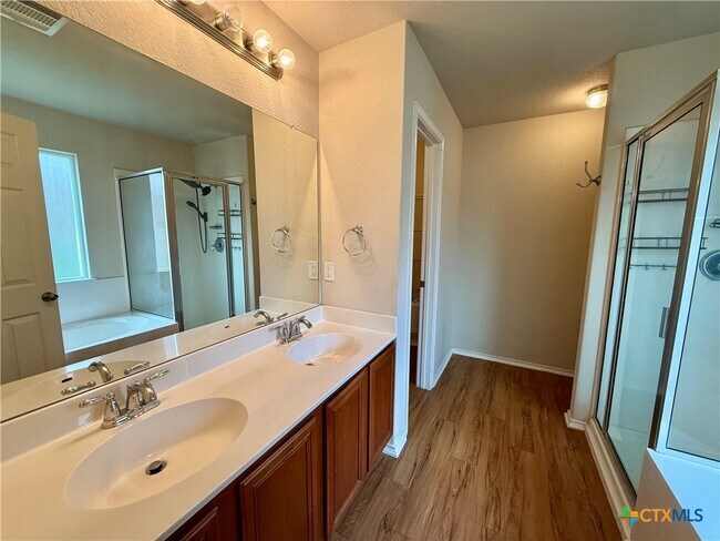 Building Photo - 558 Briggs Dr