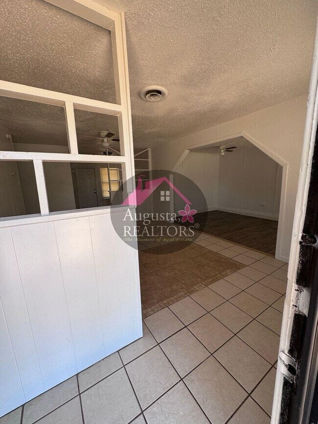 Building Photo - 966 N La Salle Dr