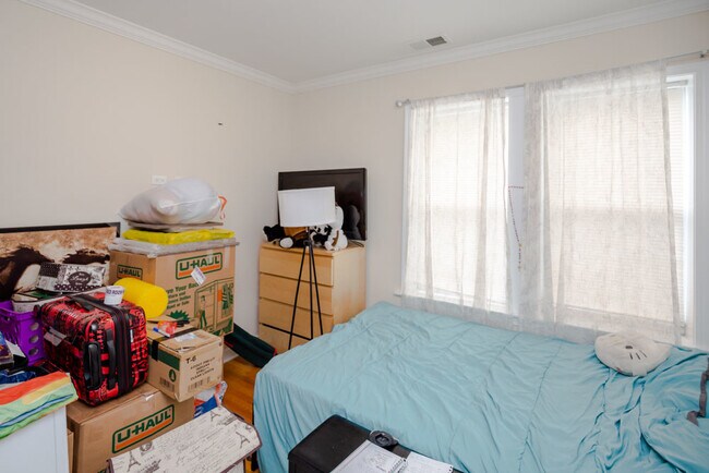 Building Photo - 6301 N Francisco Ave