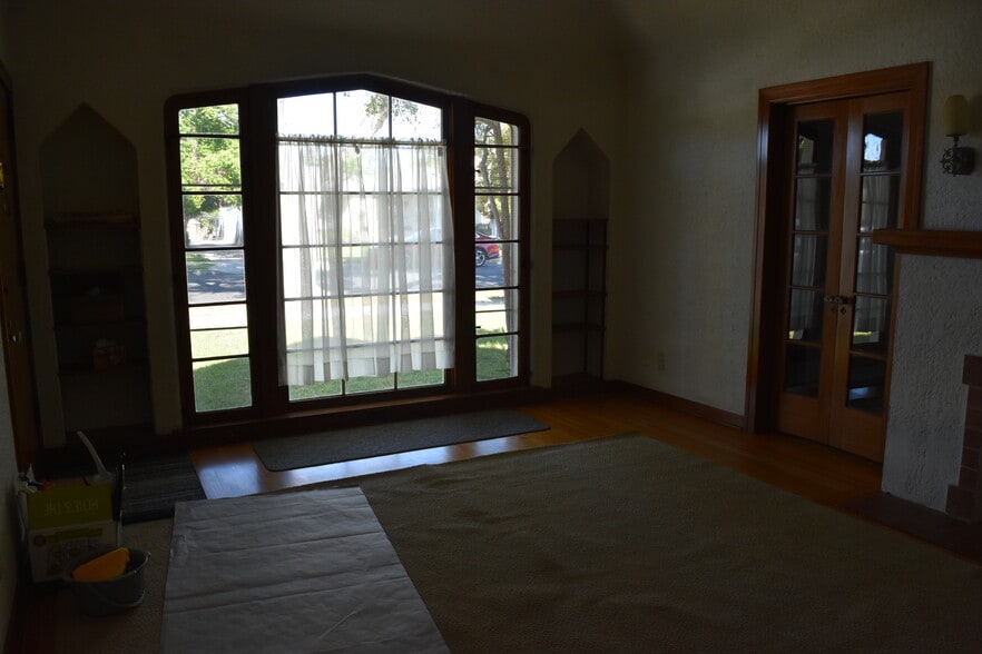 Front Windows - 423 S Indiana St