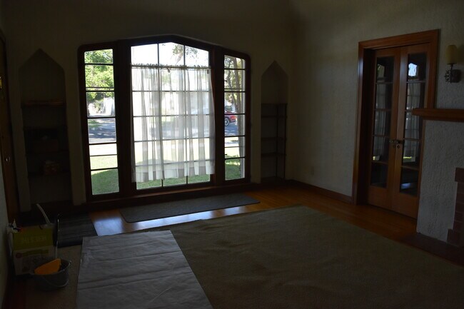 Front Windows - 423 S Indiana St