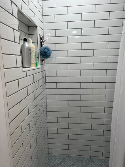 Efficiency shower - 539 Bay St