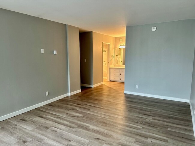 Building Photo - Spacious Remodeled 2 Bedroom Belltown Apar...