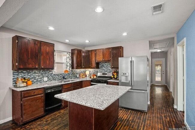 Building Photo - Well-Maintained 3-Bedroom Home – Ideal for Students & Professionals!