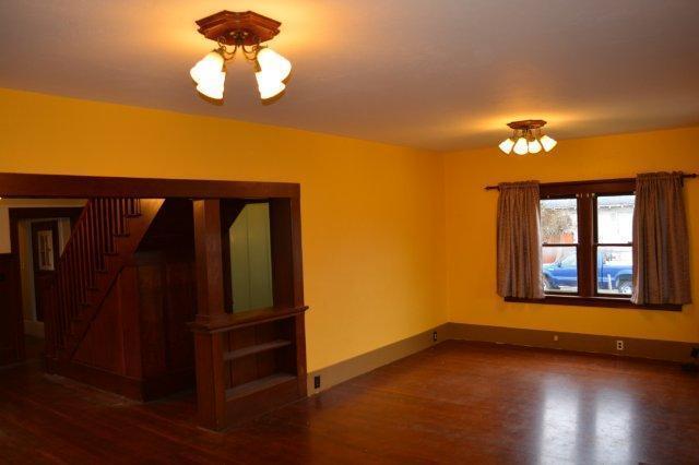 Building Photo - Beautiful, spacious Craftsman, Owner pays Yard Care, Laundry on site