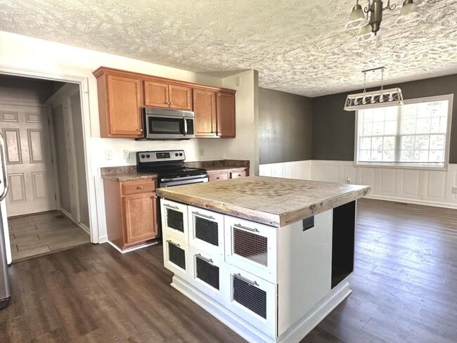 Building Photo - 4425 Scenic Pines Dr