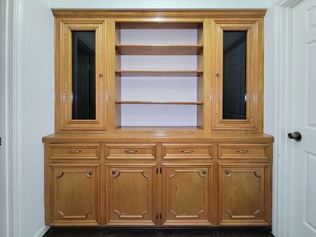 Building Photo - Amazing Cottage Charm Designer Home with Lush Landscaping, Sprinkler System, New Insulated Window...