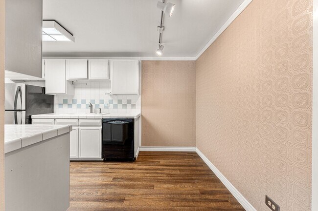 Building Photo - Condo in Historic Governor's Park!