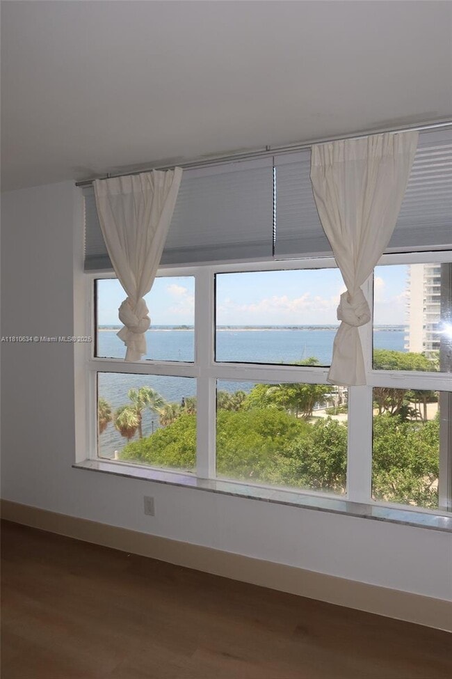 Building Photo - 1440 Brickell Bay Dr