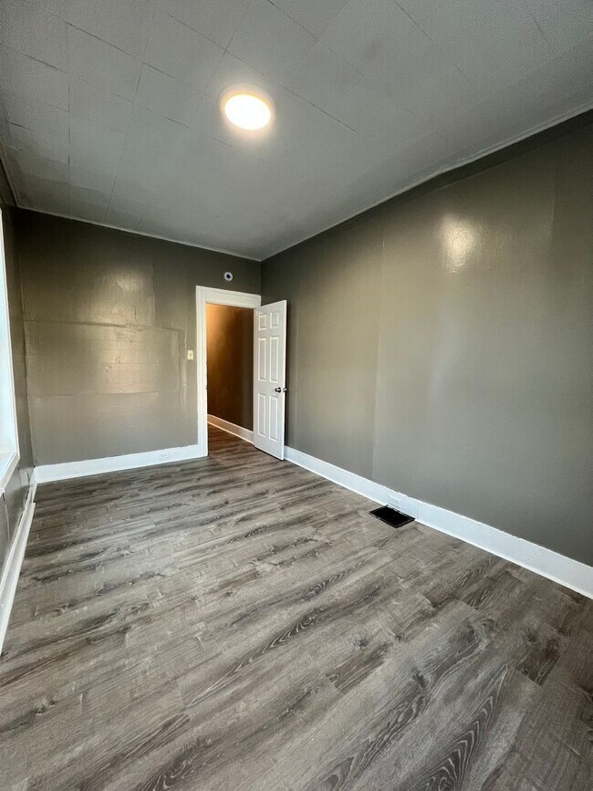 Building Photo - 5 Bedroom 1 Bath Home Available