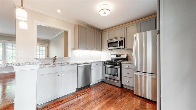 Building Photo - 2305 Vistamont Dr