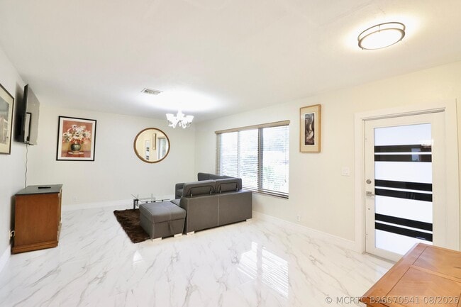 Building Photo - 842 NE 154th St