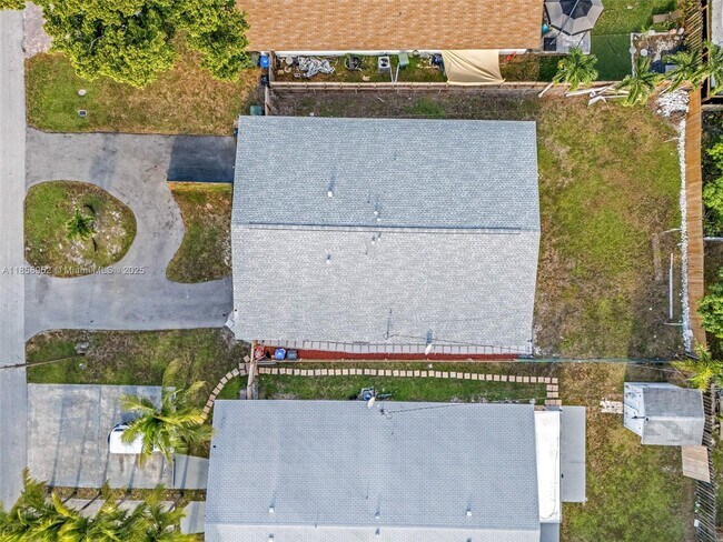 Building Photo - 820 SW 12th Ct