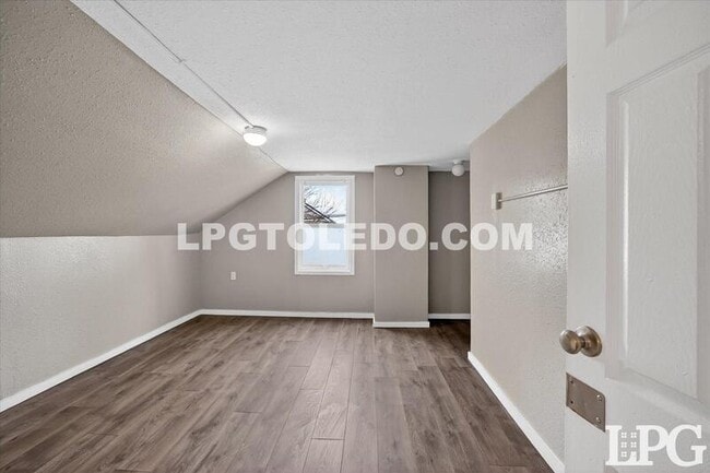 Building Photo - 3905 Peru St