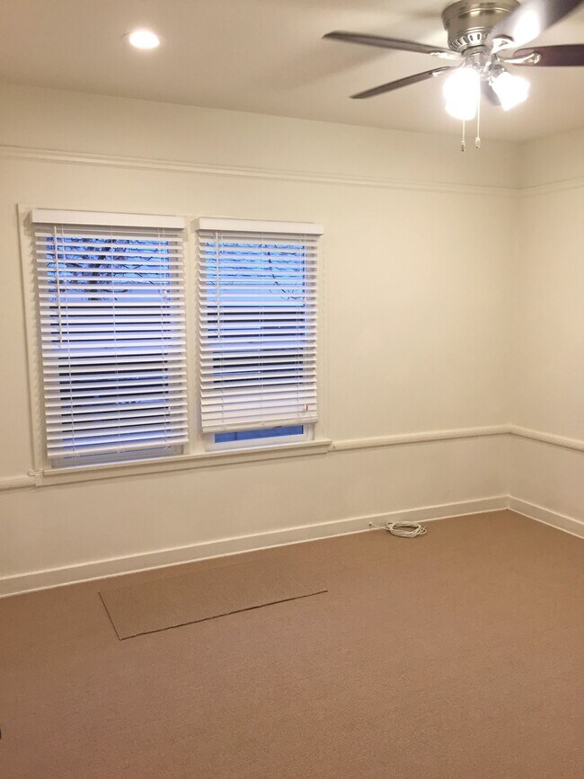 Building Photo - 1106 S Doheny Dr