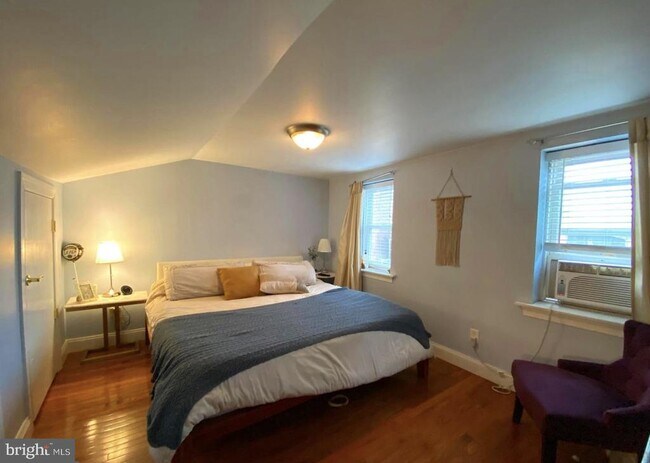 Building Photo - 130 Manton St