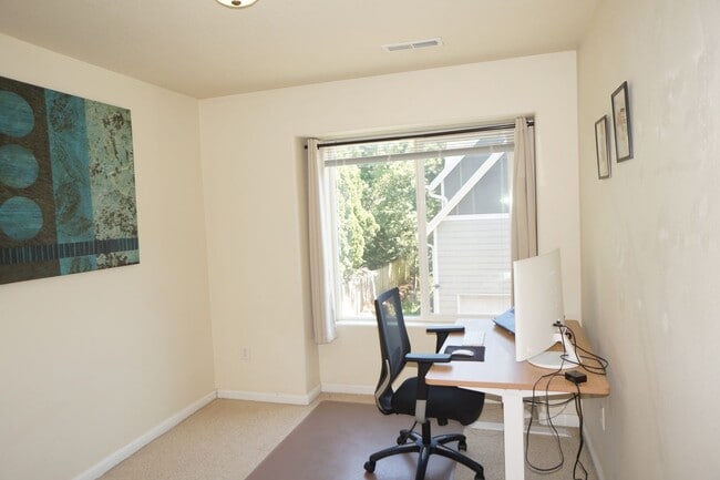 Building Photo - Beautiful Beaverton Townhouse
