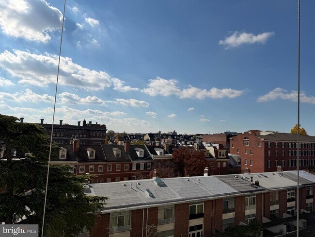 Building Photo - 604 S Washington Square