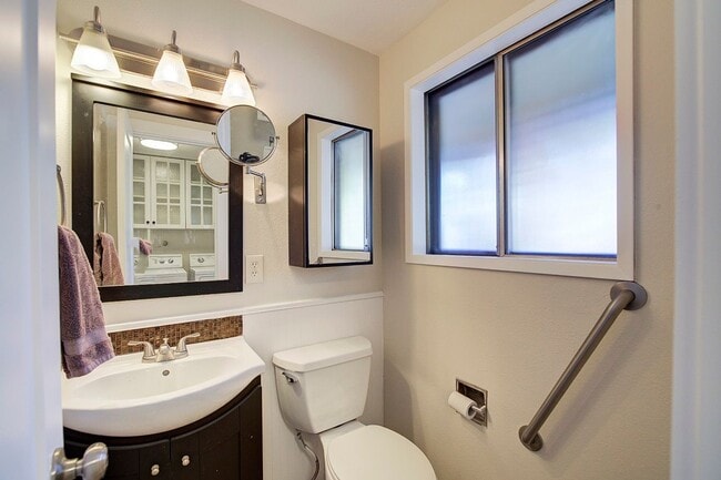 Building Photo - 3bd/2ba North Bend House