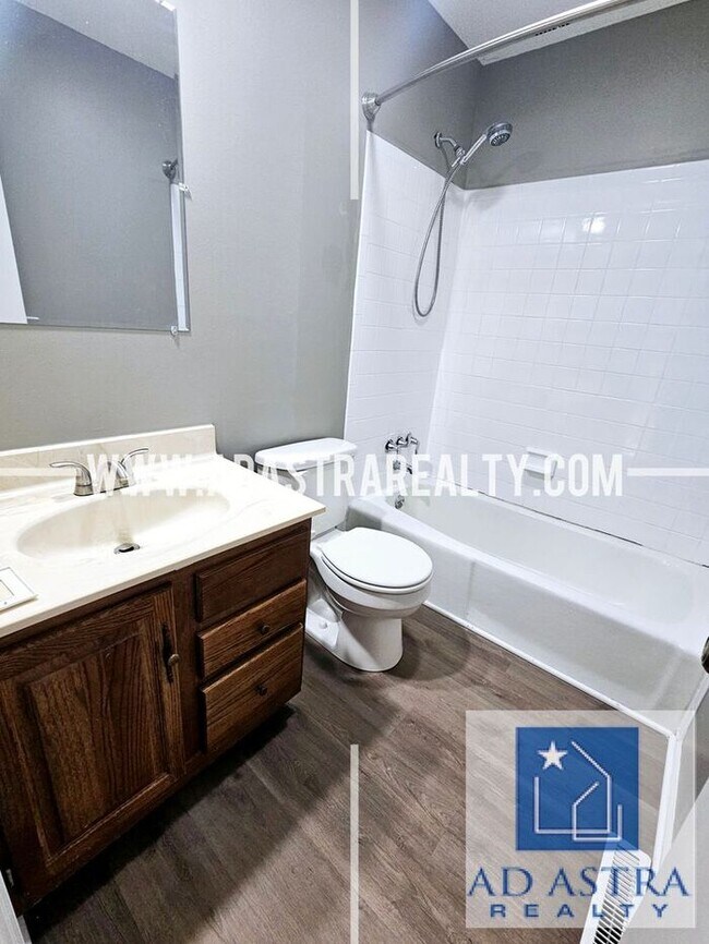 Building Photo - Very Nice 3 Bedroom 2 Bath Duplex in Overland Park-Available NOW!!