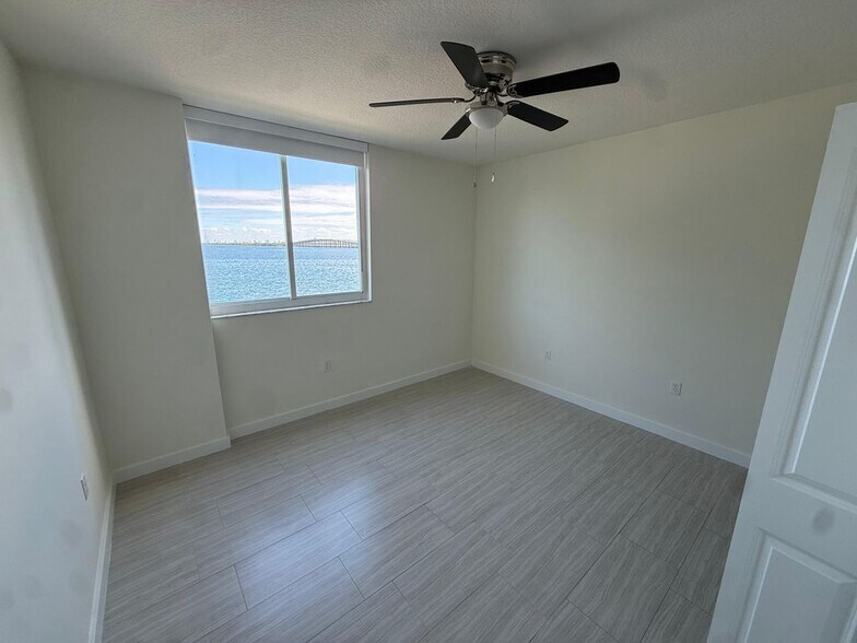 Building Photo - 551 NE 39th St